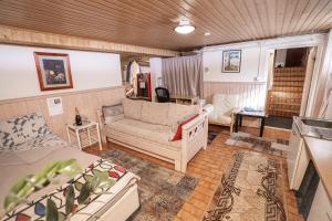 ein Wohnzimmer mit einem Sofa und einem Tisch in der Unterkunft Mukava kellarihuoneisto jossa sauna ja poreallas in Pietarsaari