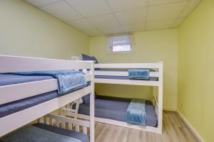 Krevet ili kreveti na kat u jedinici u objektu North Conway Vacation Rental Near Saco River!
