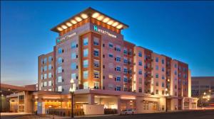 Hyatt House Sacramento Airport - Natomas في سكرامنتو: مبنى كبير عليه انوار