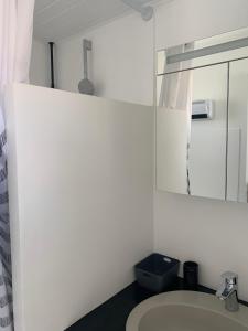 een badkamer met een wastafel en een spiegel bij villa Hortense in Saint-Martin-de-Ré