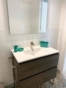 bagno con lavandino e specchio di Appartement en bord de mer a Pietranera