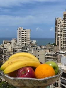 un cesto di frutta in cima a una città di Bella Rosa Hotel a Beirut