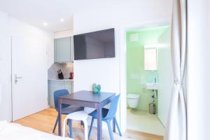 - une petite cuisine avec une table et des chaises dans la chambre dans l'établissement HITrental Riesbach Apartments, à Zurich