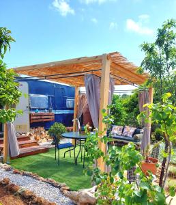 um quintal com uma mesa e um rv em Dream Tiny House or Luxus Tent with pool em Chania Town