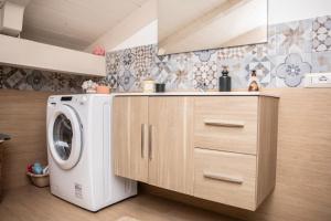 lavadero con lavadora y lavadora en Sofis Home, en Pimonte