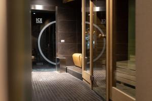 une porte menant à une salle de bains avec un miroir dans l'établissement Atmosfere Milano Marittima, à Milano Marittima