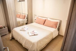 1 dormitorio con 1 cama con 2 toallas en Sofis Home, en Pimonte