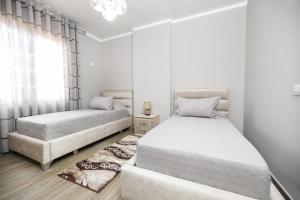 Кровать или кровати в номере Valbona Apartament's 1
