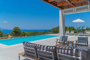 un patio avec des chaises et une piscine dans l'établissement Vita Brevis - Premium Villa 15km From The Beach, à Vederoi