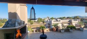 vista su un patio con piante in vaso e camino di 1 bedroom apartment close to the sea a Artemida