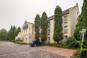 un hotel con una macchina parcheggiata di fronte di Road Lodge JNB Airport a Johannesburg