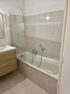 La salle de bains est pourvue d'une baignoire et d'un lavabo. dans l'établissement Appartement 2 pièces de 29 m2, à Cannes