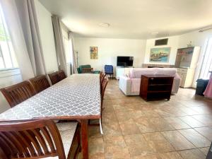 Mas de la Maria في كامبريلس: غرفة معيشة مع طاولة وسرير