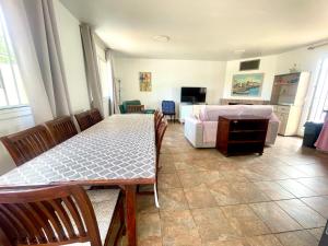 Una sala de estar con una mesa y una cama. en Mas de la Maria, en Cambrils