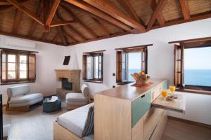 una sala de estar con una habitación con vistas al océano en Kalnterimi Guesthouses, en Monemvasia