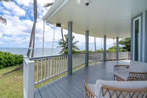 un porche con sillas y el océano en el fondo en Beach House - Oceanfront Retreat - Beach Access, en Laie