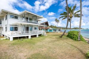 una casa en la playa con palmeras en Beach House - Oceanfront Retreat - Beach Access, en Laie