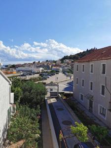 una vista aérea de una calle de una ciudad en Apartmani Vana 1, en Tribunj