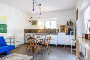 - une cuisine et une salle à manger avec une table et des chaises dans l'établissement Casina Orbetello, à Orbetello