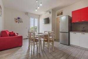 uma cozinha e sala de jantar com uma mesa e um frigorífico em Lido degli Estensi Seaview Apartment em Lido degli Estensi