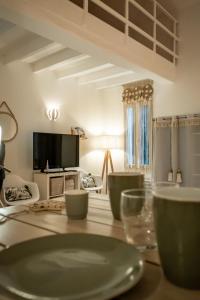 uma sala de estar com uma mesa com pratos verdes em FLEUR DE VIGNE em Fronsac