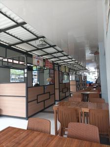 een eethoek met tafels en stoelen in een restaurant bij Hotel Berlian in Pontianak
