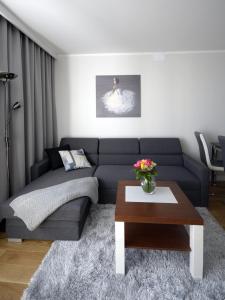 sala de estar con sofá y mesa de centro en Przystanek Centrum, en Gdynia