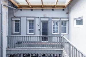 porche de una casa con balcón en Elégant T2 avec balnéo à 100m du Capitole en Toulouse