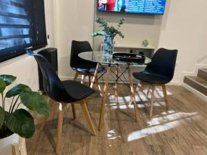 a dining room table with four chairs and a glass table at Superiority 4 in Junín