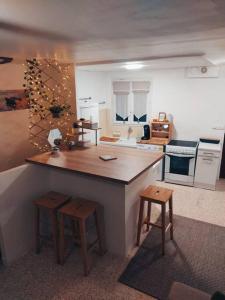 cocina con encimera y taburetes en una habitación en Maison de village type 2 en Sainte-Croix-de-Verdon