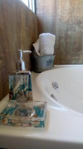 lavabo con grifo y bañera en La Cumbre Sierra de los Padres en Sierra de los Padres