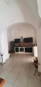 a large kitchen with an archway in a room at La Stella Marina in Matino