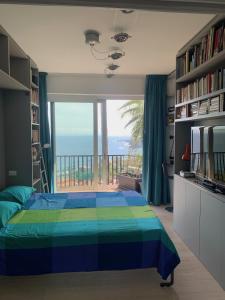 - une chambre avec un lit et une vue sur l'océan dans l'établissement Casa Nausica, à Aci Trezza