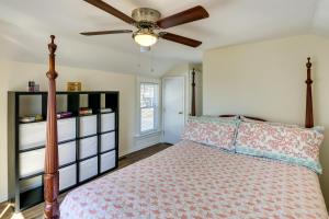 Schlafzimmer mit einem Bett und einem Deckenventilator in der Unterkunft Milford Vacation Rental Steps to the Beach! in Milford