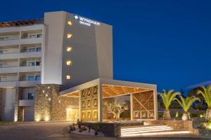 een weergave van de ambassade hotel in Dubai 's nachts bij Wyndham Grand Crete Mirabello Bay in Agios Nikolaos