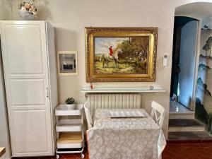 a dining room with a painting of a person riding a horse at Elegante bilocale / Elegant Double Room in Fiesole