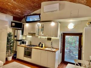 a kitchen with a sink and a stove top oven at Elegante bilocale / Elegant Double Room in Fiesole
