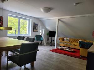 a living room with a table and a couch at Eulennest bis 10 Personen,Wäsche,Reinigung,Parkplatz inklusive,Kurtaxe wird extra berechnet in Altenau