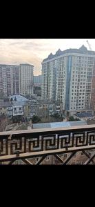 widok na miasto z wysokimi budynkami w obiekcie Milaya kvartira w mieście Baku