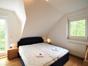 sypialnia z łóżkiem z dwoma ręcznikami w obiekcie Haus Regenbogen w Zingst