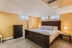 Llit o llits en una habitació de 2701 N Clayton St