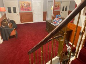 una camera con una scala con un tappeto rosso di Atlas Guest House a Edimburgo