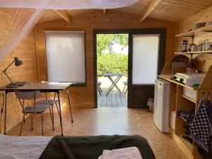 a room with a desk and a table in a cabin at VierVaart Veldhuisje MOS in Groede +10 photos