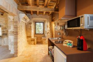 AS Palau dels Alemanys Suites Boutique Monument的厨房或小厨房