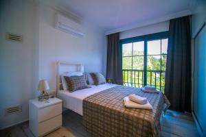 Postel nebo postele na pokoji v ubytování DADYA VİLLA 4 - Marmaris Turgut da özel havuzlu denize yakın lüks villa + 37 fotografií