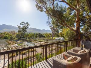 una terraza con sillas y una valla con montañas en el fondo en Rivergate Guest Farm, en Stanford