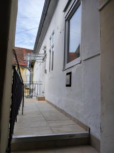 een gebouw met een raam aan de zijkant bij Apartment Andy in Zagreb +26 foto's