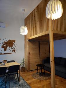een woonkamer met een bank, een tafel en 2 verlichting bij Apartment Andy in Zagreb