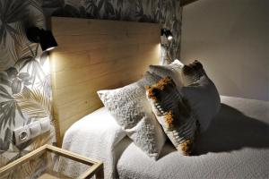Schlafzimmer mit einem Bett mit einem Kopfteil aus Holz und Kissen in der Unterkunft Eguen Goiko in Lekeitio