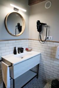 ein Badezimmer mit einem weißen Waschbecken und einem Spiegel in der Unterkunft Eguen Goiko in Lekeitio
